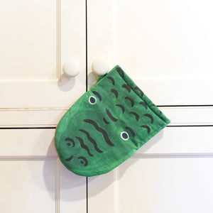 alligator oven mitt with hook to hang, Hand-painted alligator oven mitt made from organic cotton with plastic-free filling, alligator oven mitt, eco-oven mitt,
